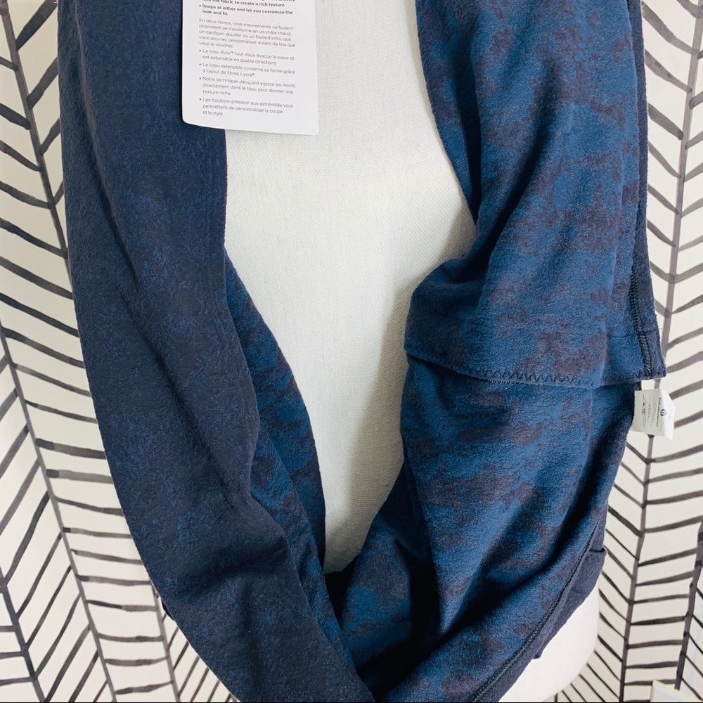 🔸 lululemon vinyasa scarf aekv blue black new - Picture 2 of 6
